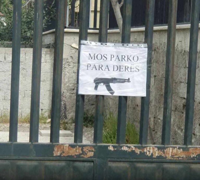 (ФОТО) Албанско “не паркирај пред врата”