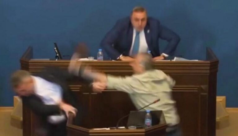 (ВИДЕО) Тепачка меѓу пратеници во Парламентот на Грузија
