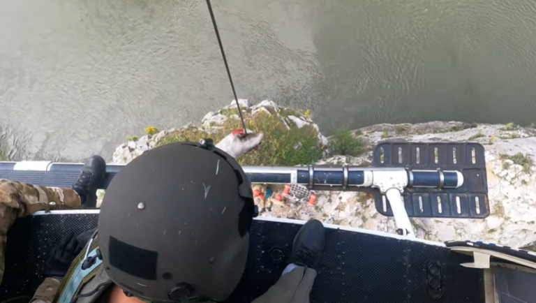 (ВИДЕО) Одделот за воздухопловни единици заедно со Одделот за специјални полициски операции вежбаа извлекување на повреден на карпа со помош на хеликоптер