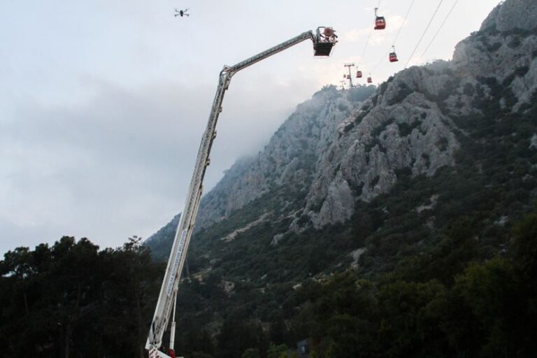 Продолжува спасувањето на затрупаните во кабините, едно лице загина при пад на жичарницата во Анталија