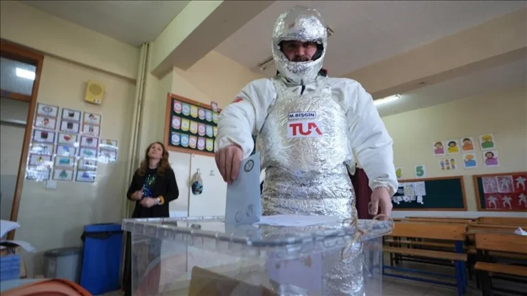 Граѓаните на Турција гласаа на локалните избори во необични костими