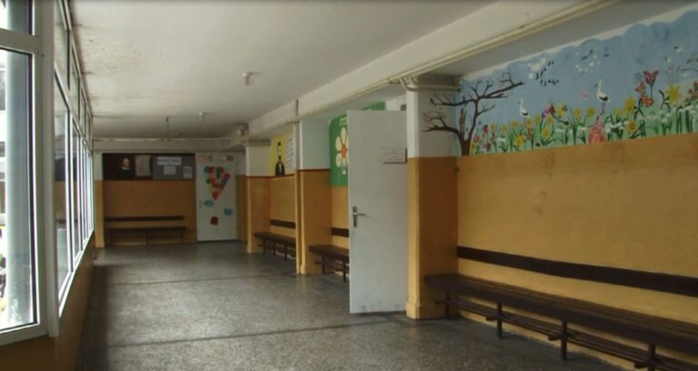 Ученик претепал наставничка и нападнал соученици во училиште во Скопје