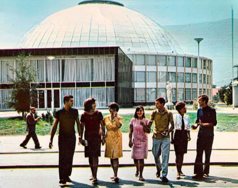 (ФОТО) Студенти пред Универзална сала во 70-те години