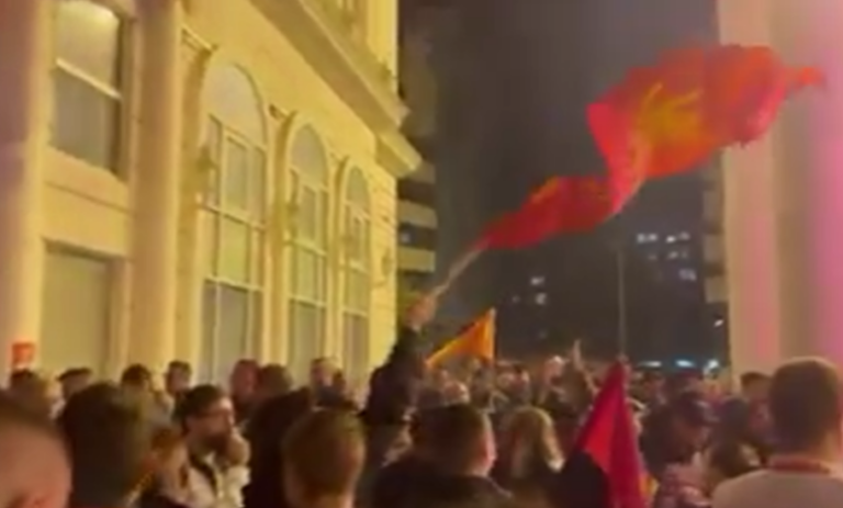 (ВИДЕО) Со факели и тапани ВМРО-ДПМНЕ слави победа пред партијата