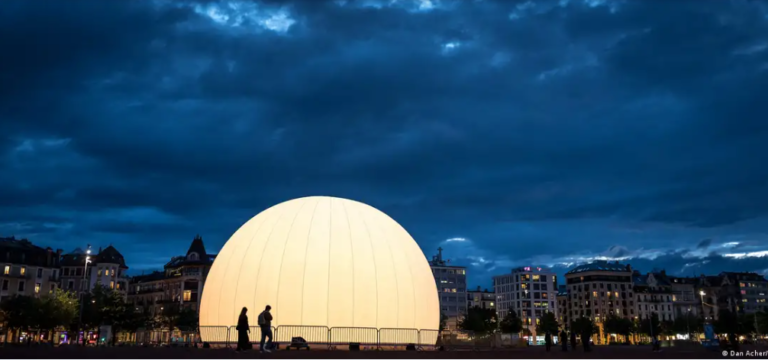 (ФОТО) Светлечка купола во Женева