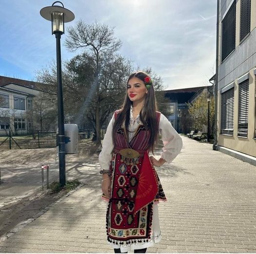 (ФОТО) Марија на матурската забава во Берлин се појави во македонска народна носија!