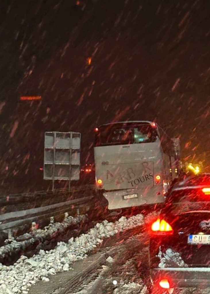 Македонски автобус вечерва се излизга од автопат и удри во банкина во Србија