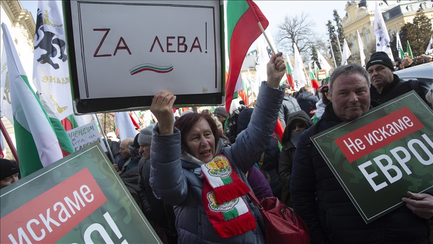 Протест против воведувањето на еврото во Бугарија, демонстрантите се судрија со полицијата