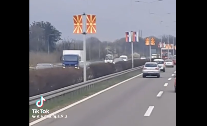 (ВИДЕО) Поради трагедијата во Кочани, на булеварите во Беград денеска се поставени македонски и српски знамиња кои се истанати на половина копје