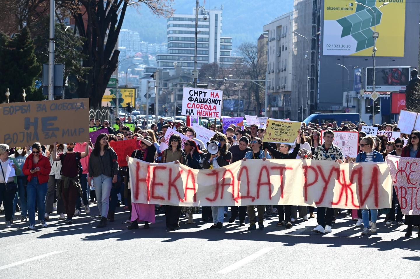 “Нека јадат ружи”- под ова мото денеска во Скопје се одржаа протести по повод Меѓународниот ден на жената, 8 Март