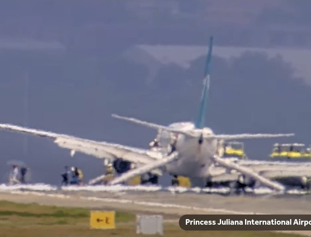 Боинг 737 управуван од канадската авиокомпанија ВестЏет направи тешко слетување на аеродромот Свети Мартин – нема повредени