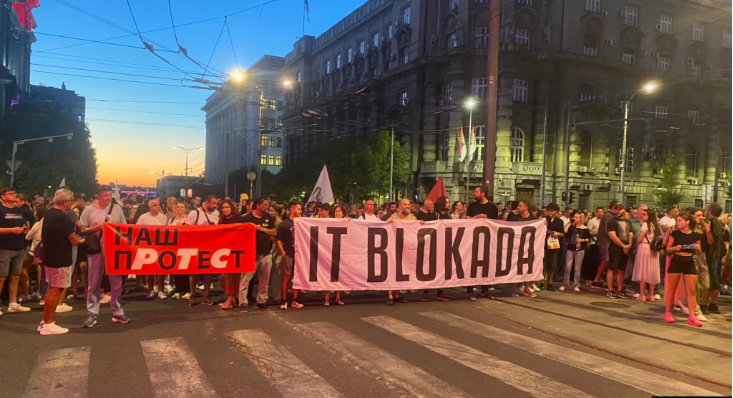 Илјадници граѓани во Белград излегоа на протест по повик од средношколците