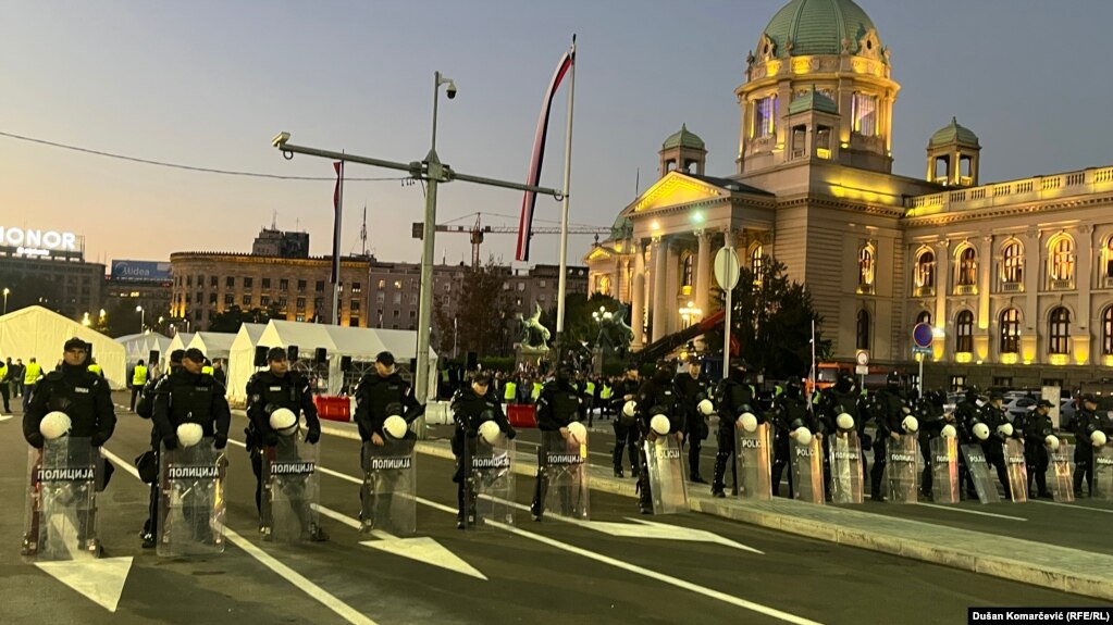 Провладин митинг во Белград, додека мајката на загинатиот млад човек четврти ден штрајкува со глад
