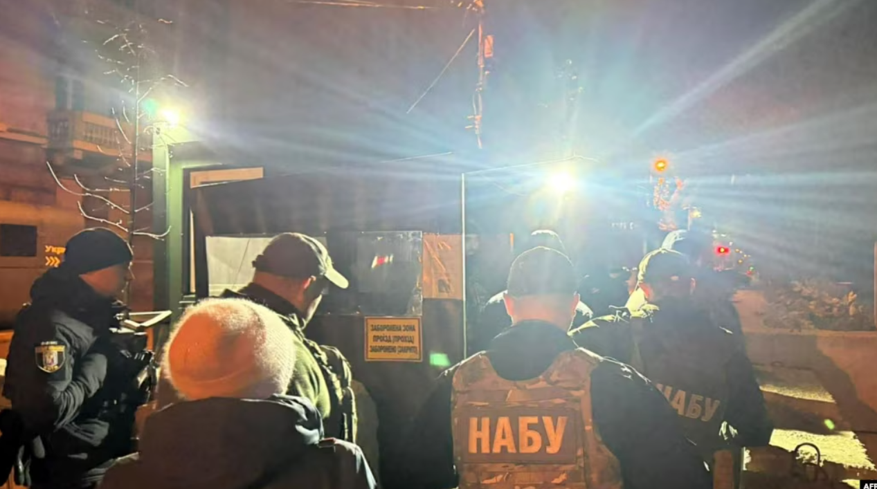Шефот на кабинет на Зеленски поднесе оставка по претресот во неговата канцеларија
