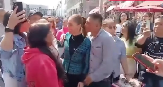 (ВИДЕО) Маж ненадејно пристапи кон претседателката на Мексико и се обиде да ја бакне и допира
