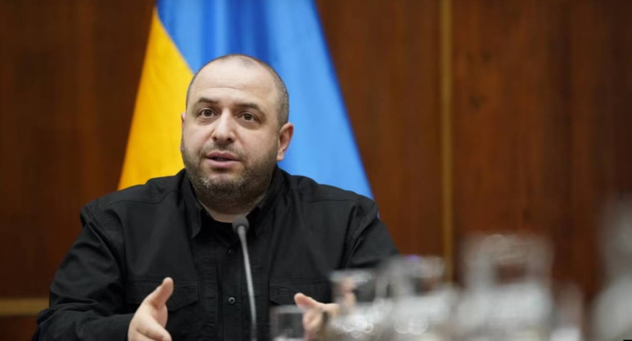 Украински функционери во САД на мировни разговори, додека Зеленски се бори со корупциски скандал