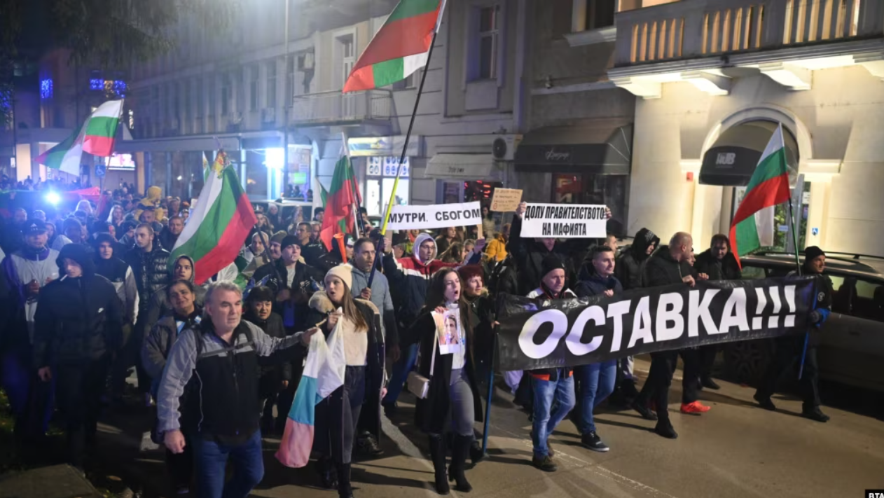 Бугарската Влада падна по масовните протести против зголемување на даноците и корупцијата