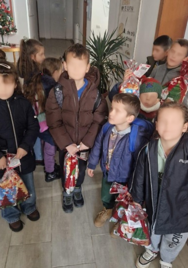 МАЕИ и Патриотското друштво од Скопје со хуманитарна акција по повод Василица – поделени пакетчиња за децата во Корча и Пустец