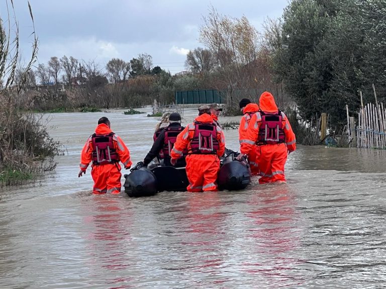 Во Драч поплавени 800 домови, евакуирани 180 жители, опасноста не е помината