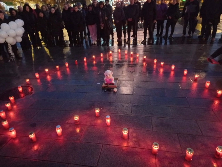 „Два града – иста болка“: Во Кочани пуштени 40 балони за почит кон жртвите од трагедијата во Кран-Монтана