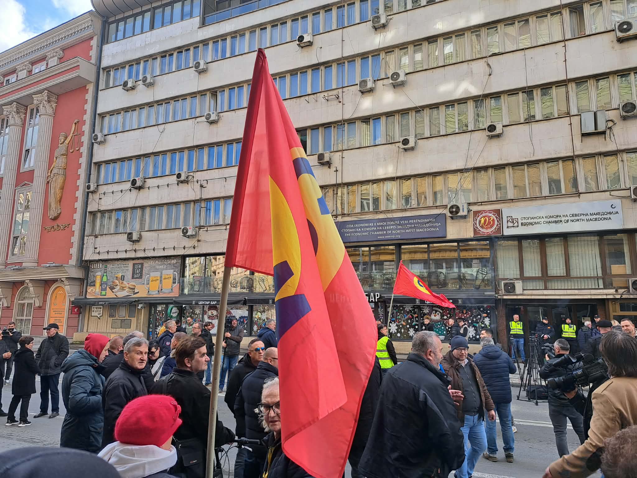 Блокада на синдикалците пред Стопанските комори, од газдите побараа повисоки плати