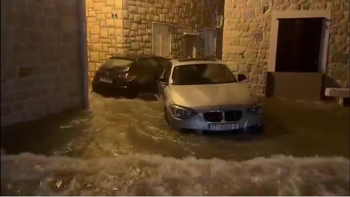 Големи поплави во Хрватска, под вода Трогир, Хвар, Водице, Сплит