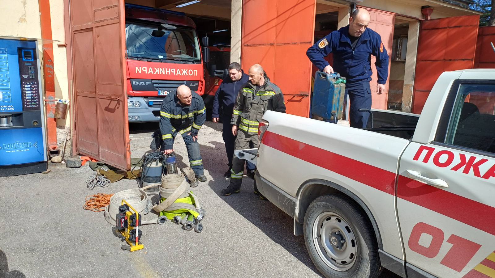 Битола испрати пожарникари и опрема за помош во поплавените подрачја во Кичево
