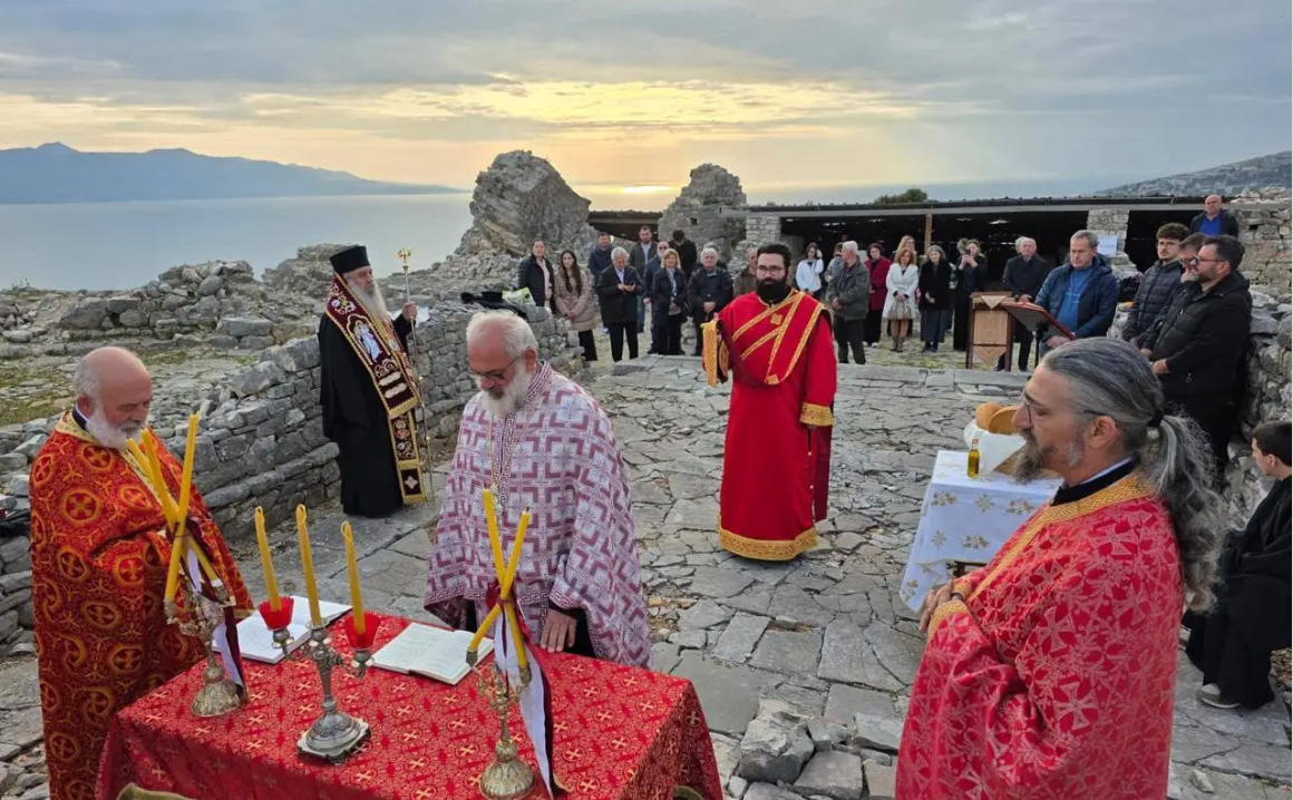 Прва по неколку децении богослужба во разурнат манастир во Албанија
