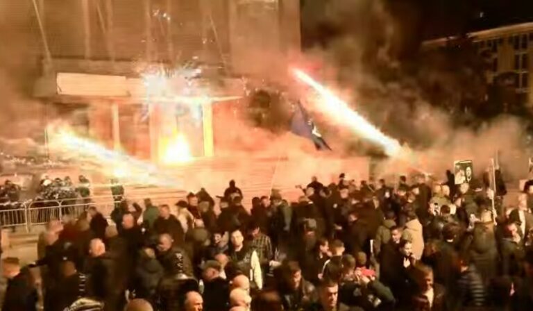 Протести во Тирана експлозии пред влезот на владата, молотови коктели врз полицајци