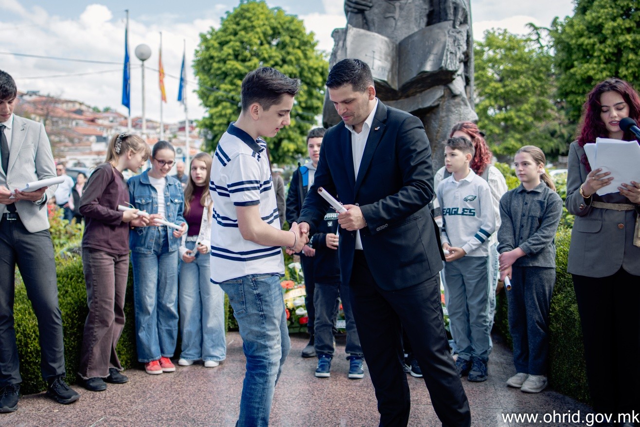 Пецаков: По повод 24 Мај – Денот на сесловенските просветители Свети Кирил и Методиј, доделивме признанија на најуспешните основци и средношколци од Охрид